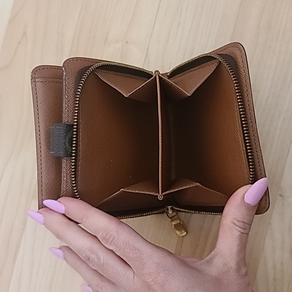 Pre-Owned  LOUIS VUITTON Leather Monogram Wallet Excellent Condition - Picture 7 of 9